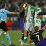 Real Betis - Barcelona maçında saha karıştı: Lamine Yamal'a kafa atıldı