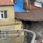 Sağanak nedeniyle dün bir duvarı yıkılan ev bugün çöktü