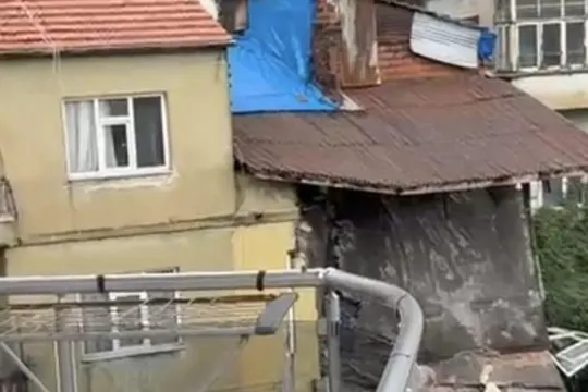 Sağanak nedeniyle dün bir duvarı yıkılan ev bugün çöktü