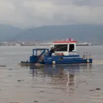 Sağanak sonrası İzmit Körfezi'nden 10 kamyon atık çıkarıldı