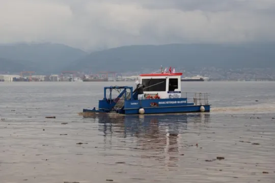 Sağanak sonrası İzmit Körfezi'nden 10 kamyon atık çıkarıldı