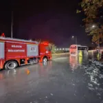 Sağanak yolu göle çevirdi! İşçi servisi suda mahsur kaldı