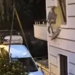 Sakarya Serdivan'da otomobil apartmanın ikinci katındaki daireye çarptı