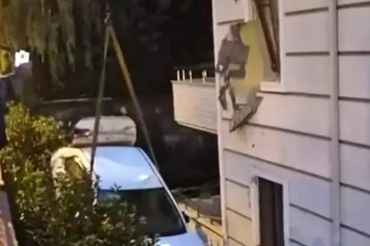 Sakarya Serdivan'da otomobil apartmanın ikinci katındaki daireye çarptı