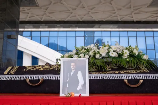 Şarkıcı Alpay son yolculuğuna uğurlandı