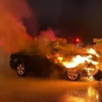 Şaşkına çeviren rahatlık! Alkollü sürücü, yanan arabasını sigara içerek izledi