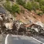 Şavşat'ta kayalar köy yolunu kapattı