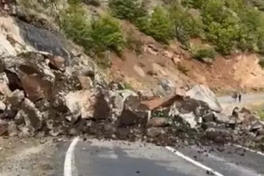 Şavşat'ta kayalar köy yolunu kapattı