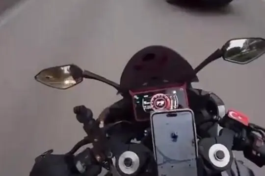 Şerit değiştiren araçtan motosikletiyle kaçarken başka otomobile çarptı