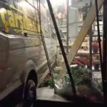 Servis aracı mağazadaki müşterilerin alışverişini kabusa çevirdi