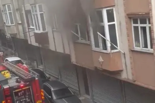 Sultangazi'de yangında mahsur kalanları itfaiye kurtardı