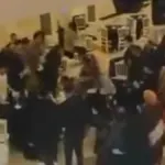 Takı töreni bir anda karıştı: Tekme, yumruk ve sandalyeler havada uçuştu