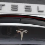 Tesla, uçan otomobil olduğunu iddia ettiği aracını tanıttı