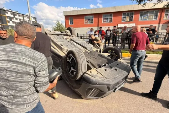 Tunceli’de park halindeki araca çarpan otomobil takla attı