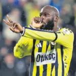 Üç attı yara sardı