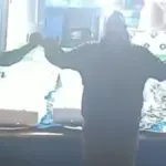 Yaptığı satış sonrası sevinçten yağmur altında halay çekti